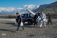 این روستا در منطقه صعب العبوری قرار دارد و ماموران کمیته امداد امام خمینی(ره) برای مردم آن که به سختی زندگی می‌کنند، کالا و اقلام اولیه زندگی می‌رسانند.