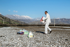 با توجه به قرار گرفتن این روستا در آن سوی رودخانه شیمبار مامور کمیته امداد، کمک‌ها را در کنار رودخانه قرار می‌دهند.
