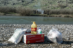 مردم در سوی دیگر رودخانه شیمبار منتظر دریافت کمک‌‌های کمیته امداد امام خمینی(ره) هستند. این کمک‌ها در برگیرنده  اساسی‌ترین نیاز خانواده‌ها همچون: برنج، روغن، وسایل بهداشتی و گرمایشی و گاها لباس و کفش برای کودکان است.