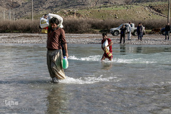 با توجه به عدم وجود پل بر روی رودخانه، مردم روستا برای دریافت کمک باید از آب رودخانه عبور کنند؛ بخصوص در فصل سرما با بالا امدن آب رودخانه با سختی بسیاری این کار انجام می‌شود.