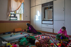 وی همراه عروس خود طوبی عیدی‌وند به اشتغال خانگی مشغول است. در حال حاضر او به همراه نوه اش مشغول بافت گلیم است که یکی از صنایع دستی مردم این منطقه است و از این راه امرار معاش می‌کنند. آنها محصولات خود را در نمایشگاه صنایع دستی به فروش می‌رسانند.