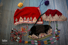 لچک، کلاهی است که زنان بختیاری در زیر «مینا» استفاده می‌کنند و با سکه‌های قدیمی، مروارید، سنگ و پولک تزیین می‌شود. «لچک» دارای انواع گوناگونی ریالی، سیخکی و صدفی است که رایج‌ترین نوع آن لچک ریالی است که در آن از سکه‌های قدیمی استفاده می‌شود.