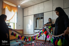 انواع گلیم، لچک، شیردنگ‌بافی و لباس محلی از جمله مواردی است که وی بافته و به فروش می‌رساند.