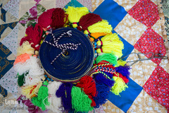 یکی از صنایع‌دستی تزیینی، کاربردی زنان بختیاری شیردنگ بافی است. شیردنگ بافی جنبه‌ خودمصرفی دارد. 
مواد اولیه عمده در تولید و بافت شیردنگ، انواع پشم‌های بهاره است که زنان عشایر با ظرافت خاصی توسط پیلی به‌ صورت رشته‌ نازکی می‌ریسند و پس ‌از آن به روش رنگرزی گیاهی(سنتی) به رنگ‌های شاد و با طراوت رنگ‌آمیزی کرده و بر اساس طرح های ذهنی شروع به بافت می‌کنند.