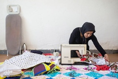 آسیه اسدی از روستای شوکل اندیکا به همراه مادرش صغری یوسفی به اشتغال خانگی مشغول‌اند. آنها به کمک وام ۱۰ میلیون تومانی کمیته امداد محصولاتی چون کیف چرم، لچک، چوقا و لوازم آشپزخانه تولید می‌کنند و در نمایشگاه‌های روستایی عرضه می‌کنند.