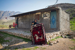 فرش بختیاری با تار پنبه‌ای و پود پشمی بافته می‌شود، به همین دلیل سبک‌تر از اکثر فرش‌های شرقی است. فرش بختیاری به عنوان فرشی بادوام‌ شناخته می‌شود. ثنا مختاری از اهالی روستای چشمه‌شاه لالی است که در خانه قالی‌بافی می‌کند. او کارهای خود را برای مصارف شخصی یا دوستان و اقوام خود انجام می‌دهد. 