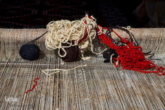 فرش بختیاری با تار پنبه‌ای و پود پشمی بافته می‌شود، به همین دلیل سبک‌تر از اکثر فرش‌های شرقی است. فرش بختیاری به عنوان فرشی بادوام‌ترین شناخته می‌شود. تنوع نقش و نگارهای فرش بختیاری ویژگی اصلی و شاخص این فرش‌ در میان فرش‌های شرقی است. قالی دستباف بختیاری به لوزی‌ و چهارگوش‌ تقسیم‌ می‌شود که نقش گل‌ یا حیوان داخل آن نقش بسته است، به همین دلیل به این نوع فرش، فرش خشتی می‌گویند.