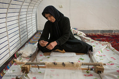 حسنی دخت اسدی از اهالی روستای شوکل شهرستان اندیکا در حال بافت چوقا است. وی به کمک وام اشتغال‌زایی کمیته امداد، صنایع دستی از قبیل چوقا، لچک، شیردنگ تولید می‌کند و در نمایشگاه‌های صنایع دستی به فروش می‌رساند.