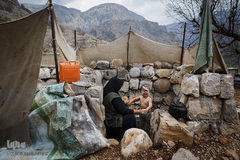 مریم انصاری ساکن روستای ده‌عودی می‌گوید: «به علت نداشتن فضای مناسب و آب گرم برای حمام دیر به دیر استحمام می‌کنیم تا مریض نشویم.»