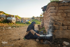 زنان روستای دره‌بوری به علت نداشتن گاز و امکانات اولیه اغلب مجبور به آشپزی در فضای آزاد، توسط هیزم هستند.