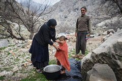 هوشنگ نوروزی و پرور نوروزی برای استحمام خود و نوه‌شان باید از رودخانه که ده دقیقه تا محل سکونت‌شان فاصله دارد آب بیاورند. در عین حال با توجه به نبود حمام در این منطقه مجبور به استحمام در فضای باز هستند.