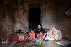 زینب رضایی و همسرش جمشید خدایاری از روستانشینان بنه‌وار هستند. کودک کوچک آنها به علت معلولیت و ضعف عضلات، توانایی راه رفتن ندارد. زینب می‌گوید: «همسرم چوپان است و به علت بیماری توانایی کار زیاد را ندارد.»