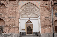 مسجد صاحب الامر، ایستاده در تاریخ