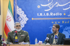 از راست حمید شاه‌آبادی، معاون معاون صدای سازمان صداوسیما و امیر سرتیپ پوردستان٬ رئیس مرکز مطالعات راهبردی ارتش در  آیین تقدیر از دست اندرکاران کاروان قرآنی انقلاب