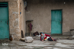 فروزان قنبری، ۱۳ساله مادرزادی فلج است. 