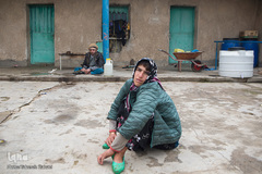 علی و فاطمه منتظر پدر و مادر برای صرف ناهار هستند.