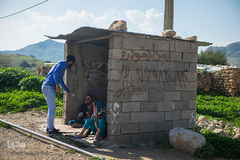 فاطمه و علی هر روز صبح تا عصر در ایستگاه نزدیک خانه می‌نشینند و به مسافرانی که گاهی از آنجا رد می‌شوند نگاه می‌کنند. گاهی مسافران و اهالی که با آنها آشنایی دارند به آنها میوه و پول می‌دهند.