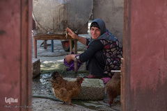 آمنه هم به صورت مادر زادی معلول است و به سختی راه می‌رود. وی در خانه آشپزی می‌کند و از گوسفندان تازه متولد شده نگه داری می‌کند.