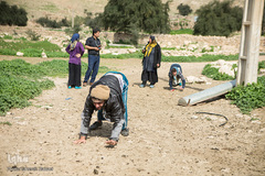 قشنگ قنبری در حال گفتگو با راننده سرویس بچه‌های مدرسه برای ثبت نام فروزان در کلاس نهضت سواد آموزی است.