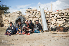 پنج خواهر و برادر معلول خانواده قنبری، از راست علی، آمنه، فاطمه، رضا، فروزان