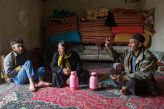 جعفرقلی و قشنگ ظهرها برای ناهار و استراحت به خانه باز می‌گردند.