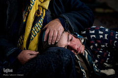 قشنگ می‌گوید فروزان چند روزی است مریض است و سردرد دارد.