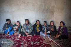 خانواده جعفرقلی قنبری، از راست زهرا، آمنه، فروزان، قشنگ، جعفرقلی، فاطمه، رضا. علی در عکس دسته جمعی حضور ندارد.