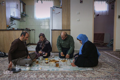 خانواده پارسا در کنار هم صبحانه را می‌خورند.