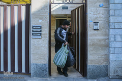 احمد پارسا به علت سنگین بودن وسایل، یک روز در میان صبح تا شب برای کار از خانه خارج می‌شود.