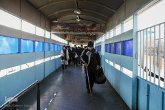 احمد در سامانه اتوبوس‌های تندرو دست فروشی می‌کند.