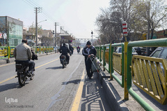 پارسا گاهی مجبور است برای پیدا کردن راه خود از مسیرهای پرخطری چون خطوط ویژه تردد اتوبوس‌های تندرو حرکت کند.