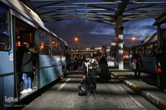 احمد تا ساعت ده شب در سامانه اتوبوس‌های تندرو فروشندگی می‌کند.