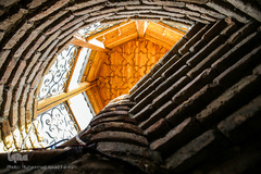 در گوشه جنوب غربی مدرسه آب انباری وجود دارد که به منظور خنک کردن آب آن، دو بادگیر در بالای عمارت تعبیه شده است و نیاز آب آشامیدنی محل را در قدیم تأمین می‌کرد