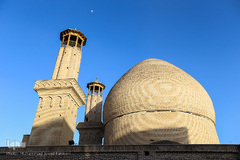 نمای روز و شب مسجد و مدرسه علمیه معّیرالممالک چشم‌نواز است.