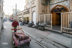 در ضلع جنوبی آن تعدادی مغازه و یک حمام در فاصله تقریبی 250 متری شرق آن وقف مسجد شد. بعدها املاک معیر تبدیل به بازارچه شد و درآمد حاصل از آن نیز وقف مدرسه شد.