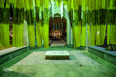 مقبر مطهر شهید گمنام در قلب مسجد و مدرسه شب‌ها نورافشانی می‌کند.