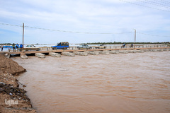 سیلاب در شهرستان کارون و تلاش برای مقابله با آن