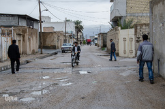 در بسیاری از مواقع، آنها در محل مورد تمسخر بچه‌های محل قرار می‌گیرند که گاها باعث تنش‌هایی هم می‌شود.