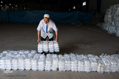 پخت غذا برای سیل‌زدگان خوزستانی توسط موکب‌های خمینی‌شهر