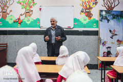 قدیری بیان گاهی در جمع دانش‌آموزان رفته و برای آنها از قرآن داستان‌هایی را بیان می‌کند.