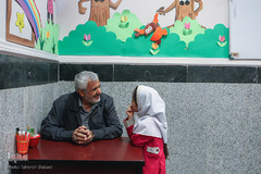 محمد قدیری بیان در حال صحبت با یکی از دانش آموزان مهد هدهد