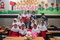 عکس یادگاری به همراه دانش آموزان پیش دبستانی