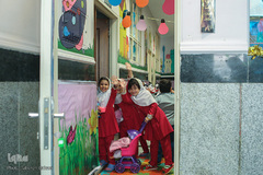 دانش‌آموزان در حال خداحافظی با قدیری بیان هستند.