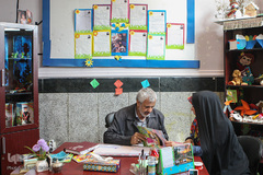 محمد قدیری بیان و دخترانش فاطمه و حمیده یک مهد کودک قرآنی را اداره می‌کنند.