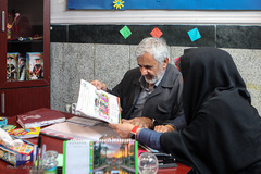 فاطمه قدیری بیان مدیر اجرایی مهد هدهد در حال معرفی کتاب های جدید به پدرشان هستند.