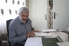 او در حال آماده کردن لوح‌های معلمان مهد برای جشن روز معلم است.