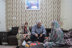 محمد قدیری بیان با دخترش حمیده و همسرش در حال صحبت در خصوص برنامه‌های جشن روز معلم هستند.