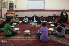 قدیری یک روز در هفته برای بچه‌های مسجد کلاس آموزش قرآن می‌گذارد.