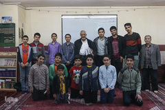 محمد قدیری بیان یک روز در هفته برای بچه‌های مسجد کلاس آموزش قرآن می‌گذارد.