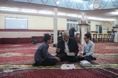 محمد قدیری بیان به سوالات دینی بچه‌ها در مسجد پاسخ می‌دهد .